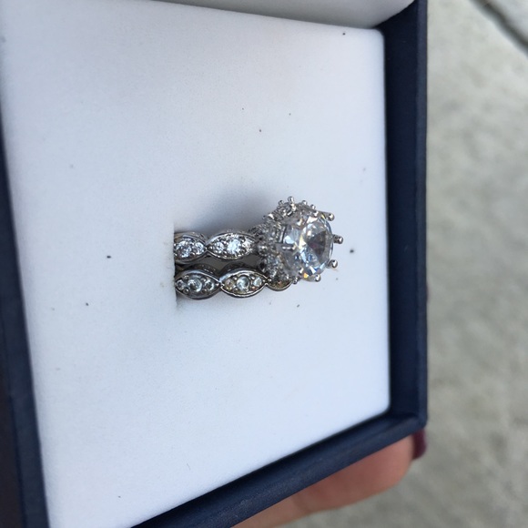 WOMENS RING - Picture 2 of 3